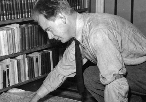 Författaren Erik Asklund i sitt arbetsrum 1946.