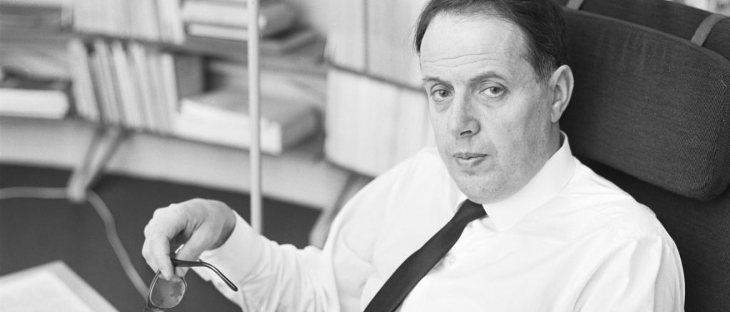 Rudolf Meidner vid sitt skrivbord.