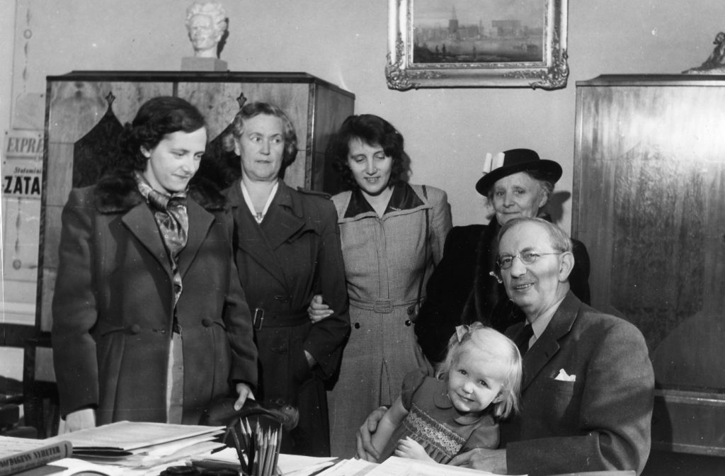 Familjen Höglund i Zeth Höglunds tjänsterum i Stockholms stadshus.