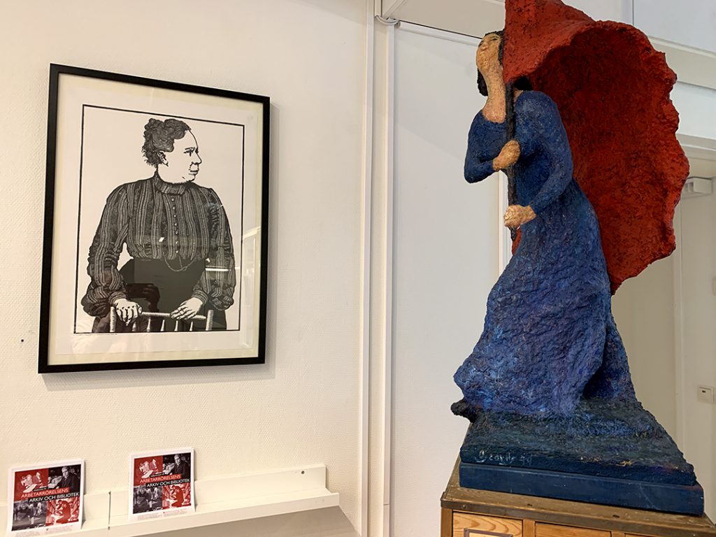 Tavla med Kata Dalström i biblioteket.