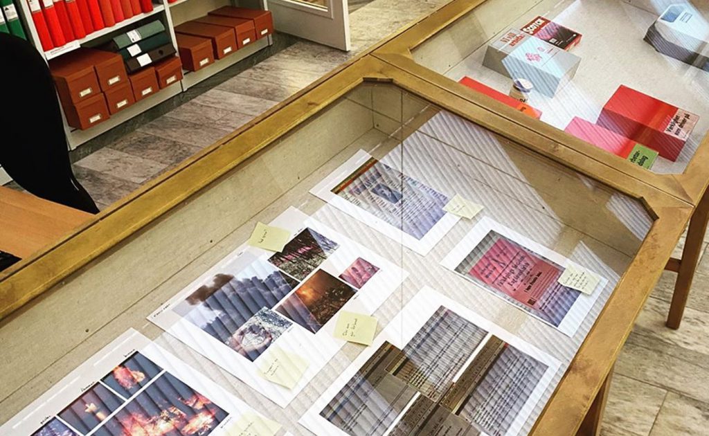 Gammaldags trämonter fylld med skisser och utskrifter.